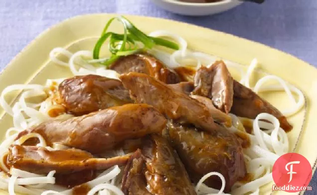 प्लम सॉस के साथ स्लो-कुकर टर्की ड्रमस्टिक्स