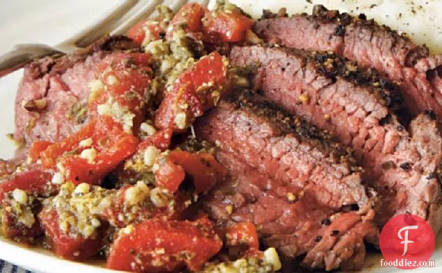 भुना हुआ लाल मिर्च पेस्टो के साथ काली मिर्च स्टेक