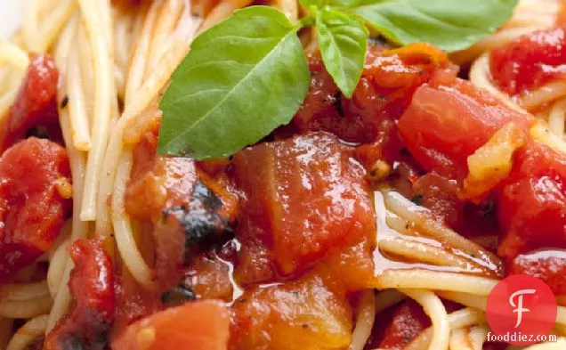 टमाटर और लहसुन-तुलसी के तेल के साथ स्पेगेटी