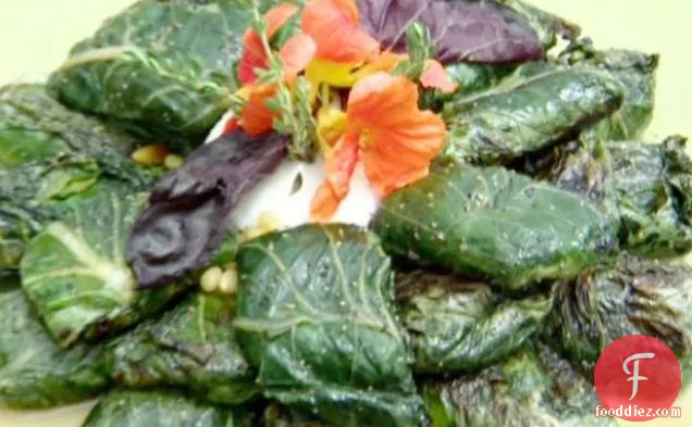 ग्रिल्ड बकरा रेंच रोमाइन प्रोसिटुट्टो, पाइन नट्स और तुलसी के साथ निकलता है