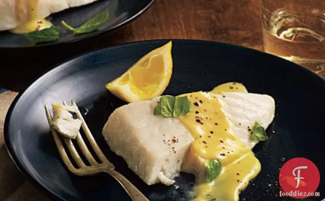 तुलसी-लेमन क्रेम सॉस के साथ स्टीम्ड हलिबूट