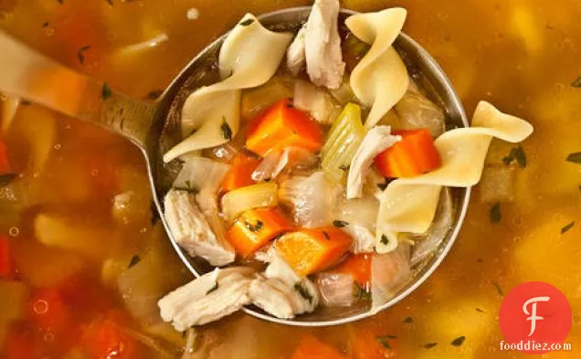 बचे हुए भुने हुए चिकन से आसान चिकन नूडल सूप