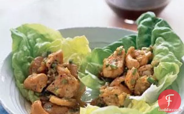 लेट्यूस रैप्स में चिकन और काजू