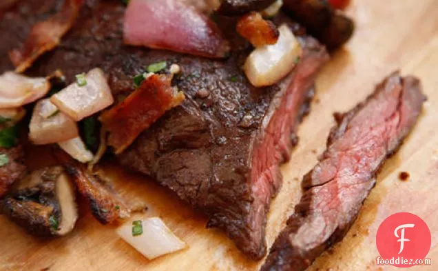 मशरूम, ब्लू चीज़ और बेकन के साथ ग्रिल्ड स्कर्ट स्टेक