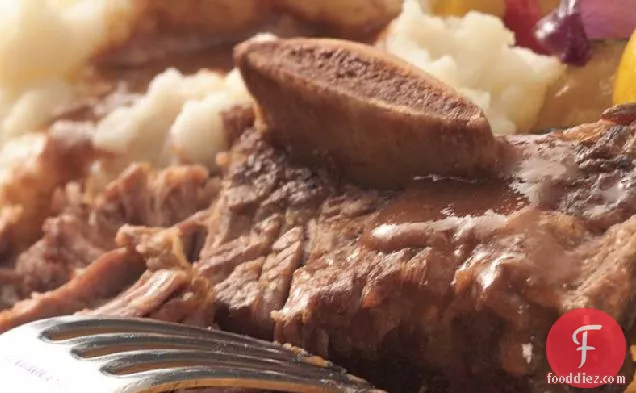 मैश किए हुए आलू के साथ धीमी कुकर ब्रेज़्ड छोटी पसलियां