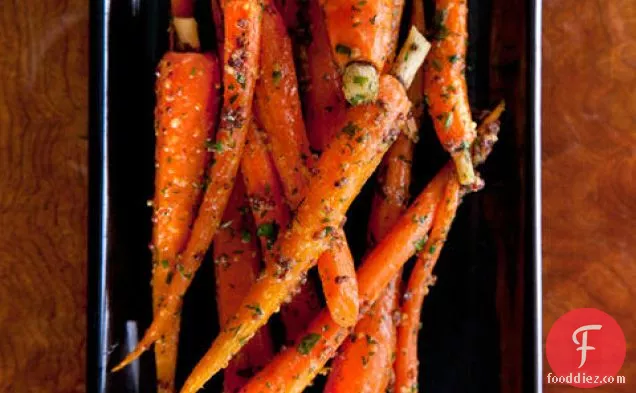 भुना हुआ बच्चा गाजर सरसों के मक्खन के साथ