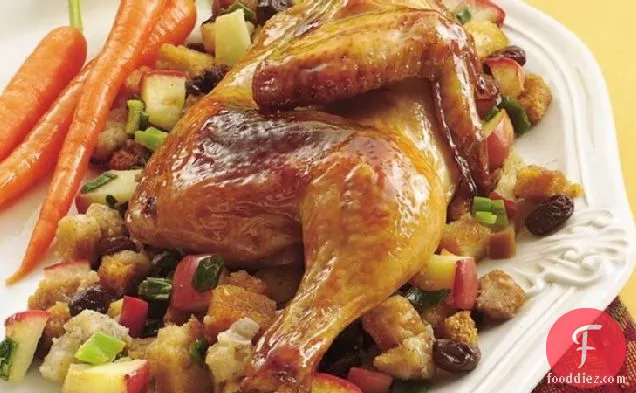 सेब-किशमिश स्टफिंग के साथ कोर्निश मुर्गियाँ