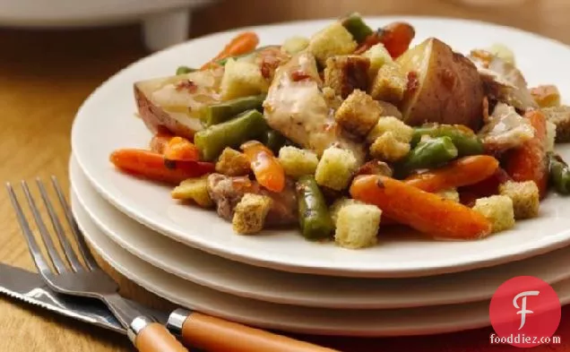 स्लो-कुकर चिकन ' एन स्टफिंग पॉट पाई