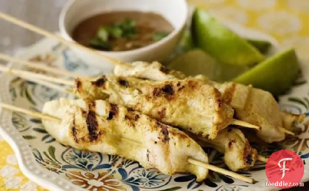 मूंगफली की सूई की चटनी के साथ चिकन सैट