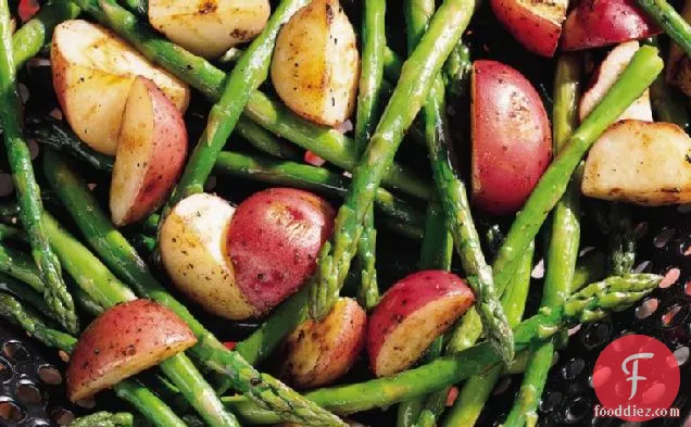 ग्रील्ड शतावरी और नए आलू