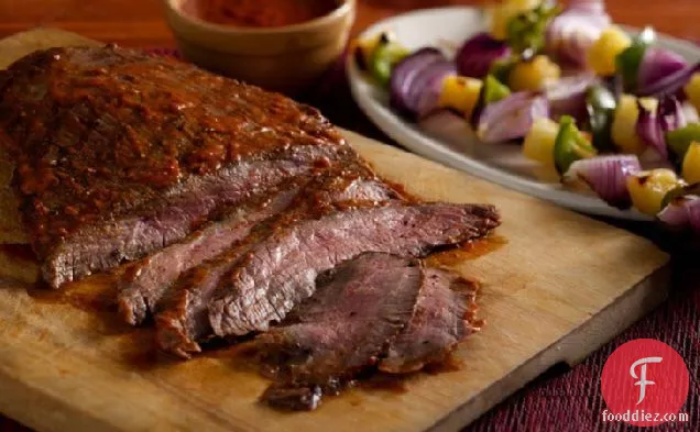 चिपोटल-मिर्च और अनानास के साथ चमकता हुआ ग्रील्ड फ्लैंक स्टेक