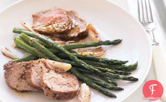 सूअर का मांस और शतावरी को सरसों के विनिगेट के साथ भूनें