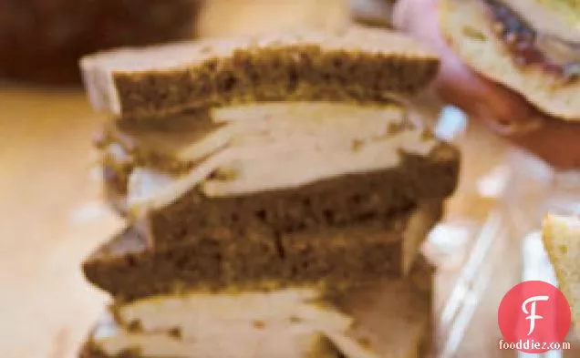 सरसों और सेब के मक्खन के साथ पोर्क लोई सैंडविच