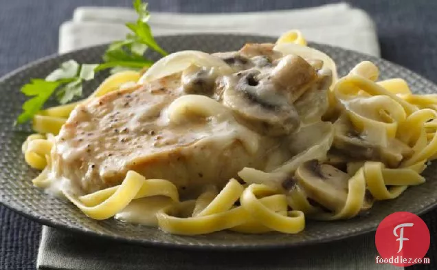 दिलकश मशरूम क्रीम सॉस में पोर्क चॉप