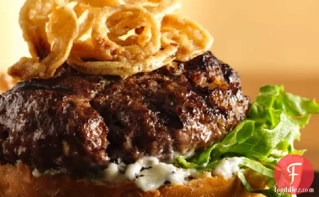 काली मिर्च मेयो और खस्ता प्याज के साथ किलर स्टेक बर्गर