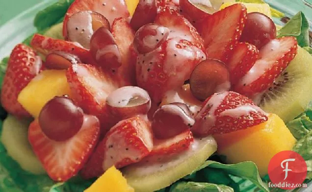 स्ट्रॉबेरी-खसखस विनैग्रेट के साथ फलों का सलाद