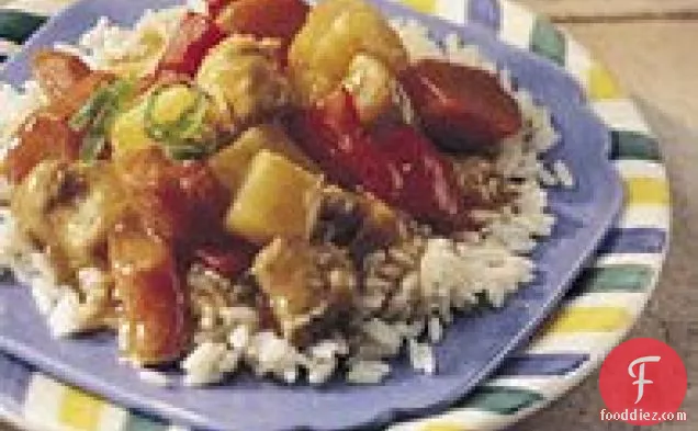 काली मिर्च और अनानास के साथ धीमी कुकर चिकन स्टू