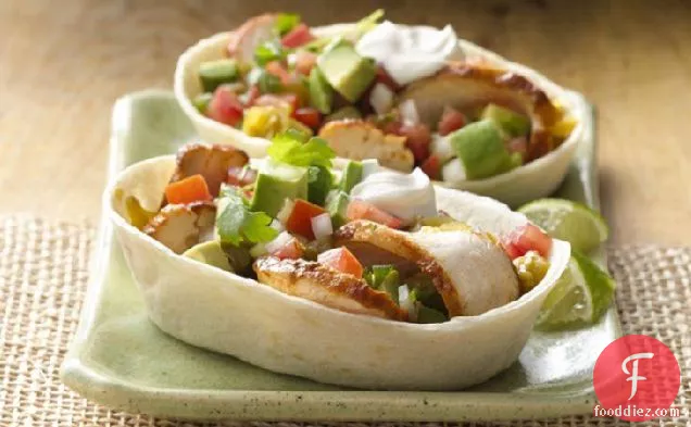 ज़ेस्टी चिकन और एवोकैडो स्टैंड ' एन स्टफ सॉफ्ट टैकोस