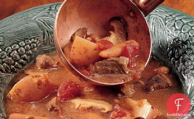 शीटकेक मशरूम के साथ बीफ स्टू