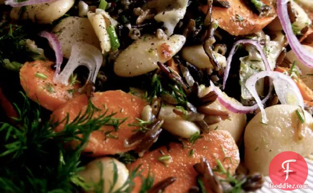 जंगली चावल, मक्खन बीन, और लहसुन भुना हुआ गाजर सलाद