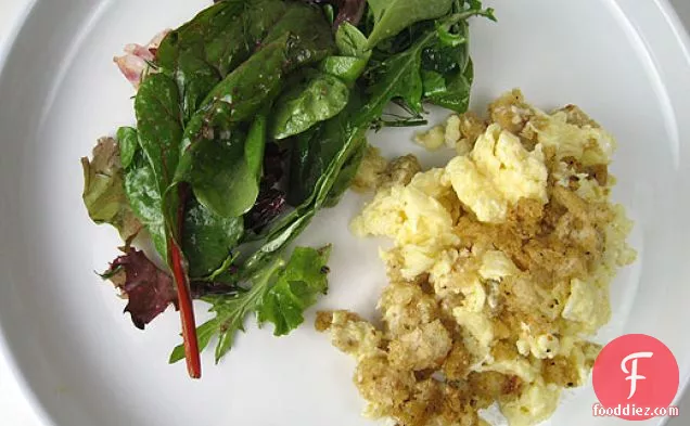 ग्रुइरे और डिजॉन सरसों के क्राउटन के साथ अंडे