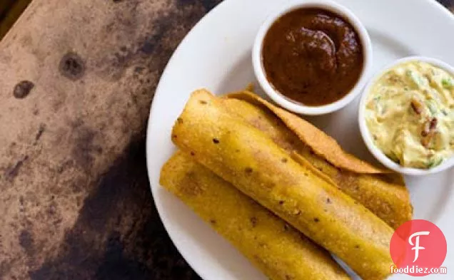 बेकन के साथ खस्ता कुत्ते-जलेपीनो डिपिंग सॉस