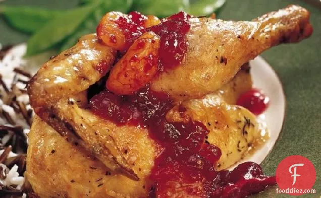 क्रैनबेरी-ऑरेंज सॉस के साथ हर्ब कोर्निश मुर्गियाँ
