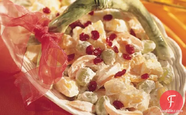 मलाईदार ड्रेसिंग के साथ ताजा फल का सलाद