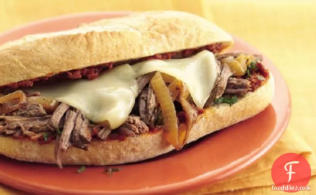 धीमी कुकर बेलसमिक बीफ सैंडविच