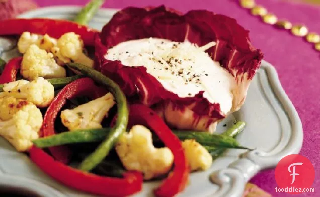 मलाईदार सीज़र डुबकी के साथ भुना हुआ सब्जियां