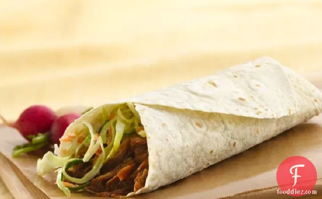 कोलस्लॉ के साथ धीमी कुकर खींचा पोर्क लपेटता है