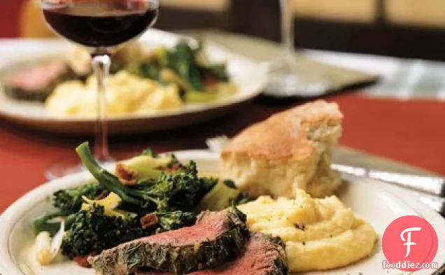 जड़ी बूटी, लहसुन, और गोमांस की सरसों-क्रस्टेड पट्टिका