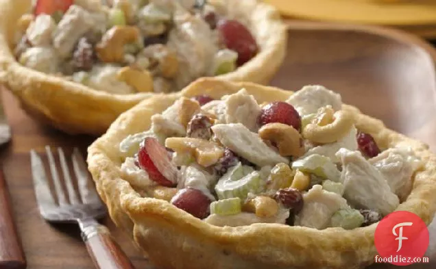 चिकन सलाद दो के लिए कटोरे