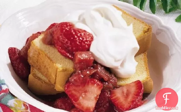 पाउंड केक पर ताजा स्ट्रॉबेरी और रूबर्ब सॉस