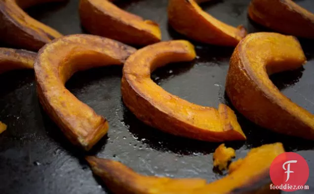 भुना हुआ शीतकालीन स्क्वैश सलाद