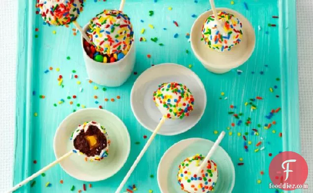 गुप्त केंद्र चॉकलेट मूंगफली का मक्खन केक चबूतरे