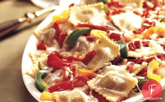मिर्च और धूप में सुखाए हुए टमाटर के साथ रैवियोली