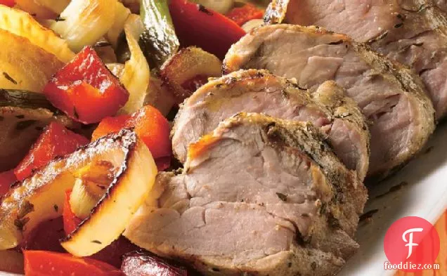 जड़ी-बूटियों वाली सब्जियों के साथ दिलकश ग्रिल्ड पोर्क टेंडरलॉइन