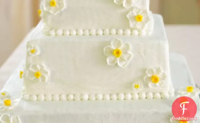रास्पबेरी भरने के साथ सफेद शादी का केक