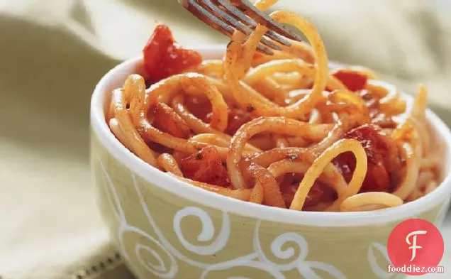 मसालेदार बुकाटिनी पास्ता