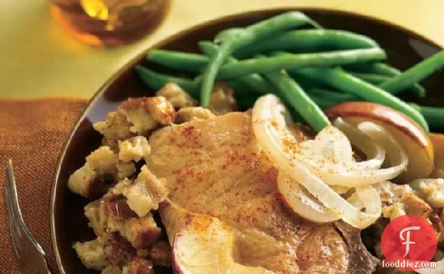 पोर्क चॉप और भराई के साथ सेब