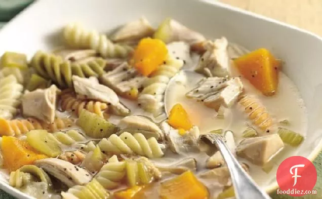 चिकन, स्क्वैश और पास्ता सूप