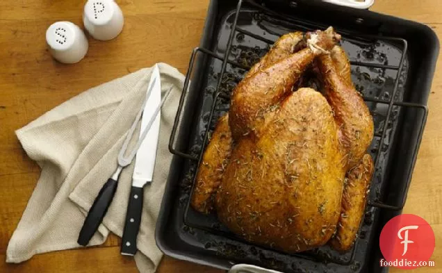कॉर्नब्रेड स्टफिंग के साथ हर्ब-सुगंधित रोस्ट टर्की