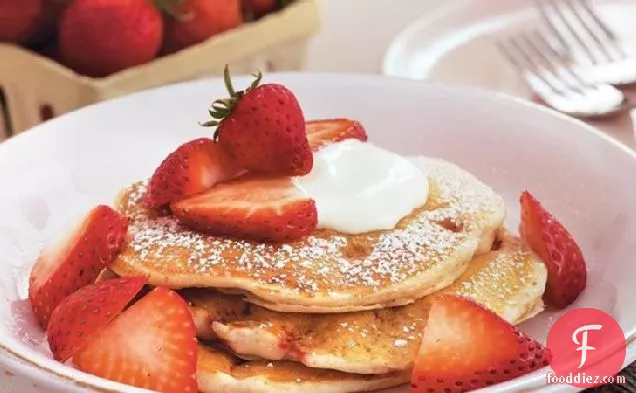 Strawberries ’n Cream Pancakes