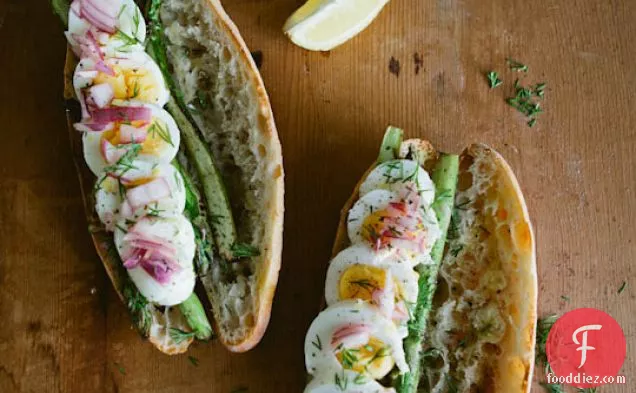 उबला अंडा, कटा हुआ शतावरी और मसालेदार प्याज