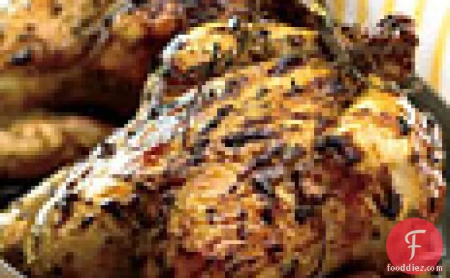 सरसों-भुना हुआ चिकन गर्म फ्रिस सलाद और फिंगरलिंग्स और बेकन के साथ