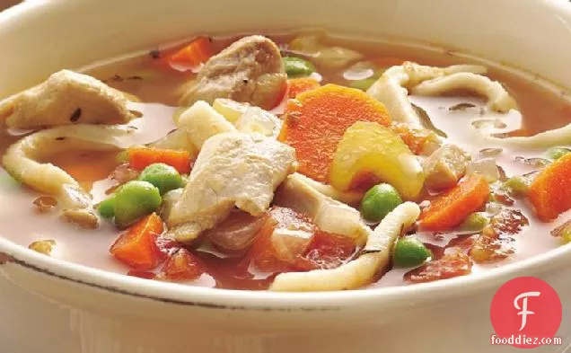 दादी की धीमी कुकर चिकन नूडल सूप