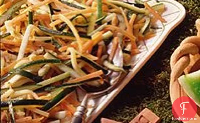 ताजा जड़ी बूटियों के साथ तोरी और गाजर