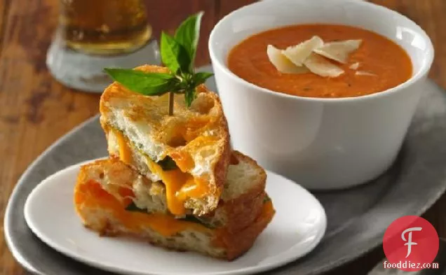 ग्रील्ड चेडर-तुलसी सैंडविच के साथ मलाईदार टमाटर का सूप
