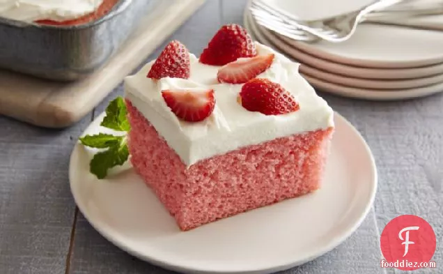 स्ट्रॉबेरी और क्रीम केक